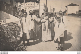 KENITRA - CARTE PHOTO - L ' EGLISE ET LA CAVE FRANCAISE - SORTIE DE MESSE AVEC RELIGIEUX - HOMME D'EGLISE  -  (2 SCANS)  - Sonstige & Ohne Zuordnung