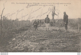 I1- 80) GUERRE 1914 - 15 DANS LE NORD A VILLERS BRETONNEUX - REFECTION D'UNE ROUTE PAR NOS SOLDATS - 2 SCANS - Villers Bretonneux