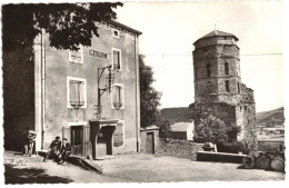 OCCITANIE AUDE : PRADELLES CABARDES LA MAIRIE ET L'EGLISE - PLAN ACEC ANIMATION CIRCULEE VERS VILLENEUVE MINERVOIS - Altri & Non Classificati