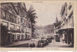 CPA 61 - BAGNOLES-DE-L;ORNE - Rue Des Casinos Hôtel Des Roches  (Vieilles Voitures) - Bagnoles De L'Orne