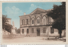 J23- 82) LAVIT DE LOMAGNE (TARN ET GARONNE) PLACE DE L'HOTEL DE VILLE ET LE MONUMENT AUX MORTS  - 2 SCANS) - Lavit