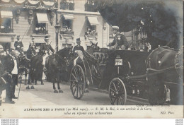 LPHONSE XIII A PARIS (10 MAI 1905) S.M. LE ROI , A SON ARRIVEE A LA GARE, SALUE EN REPONSE AUX ACCLAMATIONS - (2 SCANS)  - Royal Families