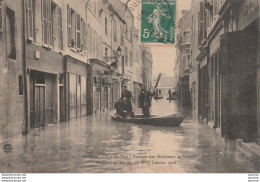 J2- 77) MEAUX -  INONDATION DES 25 , 26 ET 27 JANVIER 1910 - RUE DU TAN - PASSAGE DES HABITANTS EN BATEAU - Meaux