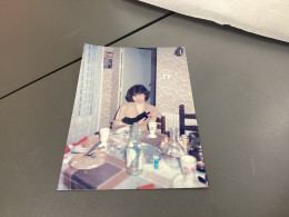 Photo Snapshot 1960 Photo, Couleur Femme, Assise Avec Un Bébé Chat Noir Dans Les Bras à Table, Bouteille, Assiette - Personnes Anonymes