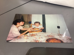 Photo Snapshot 2006 Bébé, Assise Dans Sa Chaise Haute, Avec Une Bougie D’anniversaire Sur Un Gâteau Femme Qui Souffle La - Personnes Anonymes