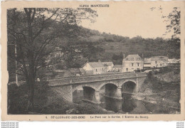 K14- 72) SAINT LÉONARD DES BOIS (SARTHE - LES ALPES MANCELLES) LE PONT SUR LA SARTHE - L' ENTRÉE DU BOURG  - (2 SCANS) - Saint Leonard Des Bois