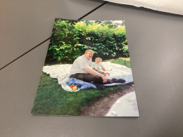 Photo Snapshot 2000 Homme Blond, Assis Sur Une Couverture Dans Le Jardin Avec Un Bébé Blond Frisé - Personnes Anonymes