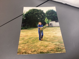 Photo Snapshot Photo Couleur, 2000 Femme Habillée En Bleu Avec Des Herbes à La Main - Personnes Anonymes