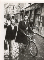 PHOTO- ORIGINALE DEUX JEUNES FEMMES AVEC LE VELO - Cyclisme