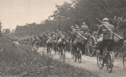 4 CARTES Guerre 39-45 Peloton Cycliste Doublant Une Colonne D’artillerie Chasseur Alpin Fusil Mitrailleuse De Cavalerie - Guerre 1939-45