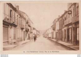 L16-32) VIC FEZENSAC (GERS) RUE DE LA REPUBLIQUE - (2 SCANS) - Vic-Fezensac