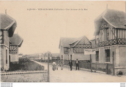 L13-14) VER SUR MER (CALVADOS) UNE AVENUE DE LA  MER - VILLAS - (ANIMEE - HABITANTS - 2 SCANS) - Autres & Non Classés