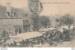 L6- 03) MOULINS -  PLACE DE LA LIBERTE  UN JOUR DE MARCHE  - Moulins