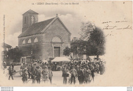 L4-79) LEZAY (DEUX SEVRES) UN JOUR DE MARCHE - (TRES ANIMEE - HABITANTS - VILLAGEOIS - OBLITERATION DE 1904 - 2 SCANS) - Sonstige & Ohne Zuordnung