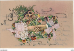 CARTE EN CELLULOID - SINCERE AMITIE ET BONNE ANNEE - CHROMOS - FLEURS PENSEES - RUBAN - BRILLANTS - MAINS - 2 SCANS - Nouvel An