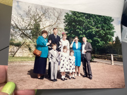 Photo Snapshot Photo Couleur 1992 Homme, Femme, Bien Habillé Invité De Mariage Enfants, En Costume Fille, Robe Pareil - Personnes Anonymes