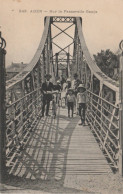  L27-47) AGEN - SUR LA PASSERELLE GAUJA - (TRES ANIMÉE - PROMENEURS -  2 SCANS) - Agen