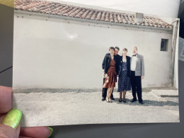 Photo Snapshot Photo Couleur 1992 Homme, Femme, Bien Habillé, Devant Une Maison Invitée D’un Mariage - Personnes Anonymes