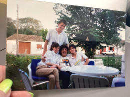 Photo Snapshot Photo Couleur Homme Femme En Train De Rigoler, Assis à Une Table De Jardin Derrière Voiture Peugeot Renau - Personnes Anonymes