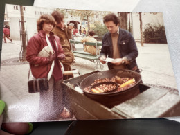 Photo Snapshot Photo Couleur 1970 Fille Garçon Au Marché En Train D’acheter Des Marrons Chauds Toulon - Personnes Anonymes