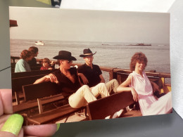 Photo Snapshot Photo Couleur 1970 Fille Avec Cheveux Frisés Sur Un Bateau En Mer, Toulon, Homme Femme, Chapeau De Cow-bo - Personnes Anonymes