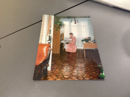 Photo Snapshot Photo Couleur 1980  Femme, Assise à Son Secrétaire Avec Des Papiers à La Main, Canapé, Rideau Fenêtre - Personnes Anonymes