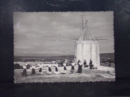 447 . FONTVIEILLE . MIREILLES ET TAMBOURINAIRES . AU MOULIN DE A. DAUDET . - Fontvieille