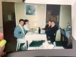 Photo Snapshot Photo Couleur 1980 Homme Femme A Assis Table Dans Un Restaurant Ils Prennent La Poste Pour La Photo - Personnes Anonymes