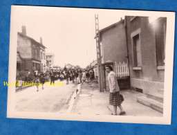 Photo Ancienne Snapshot - REVIGNY Sur ORNAIN - Défilé De La Fanfare Un Jour De Fête - Années 1960 - Meuse Maison Rue - Lieux