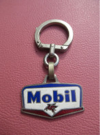 Lubrifiants /MOBIL/Vintage /Avec Pégasus / AUGIS Lyon  /Bronze Nickelé Cloisonné émaillé /Vers 1960-1970      POC802 - Key-rings