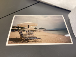 Photo Snapshot Photo Couleur Parasol, Bain De Soleil Au Bord De La Plage - Anonieme Personen