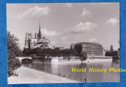 Photo Ancienne Snapshot - PARIS - Vue Sur La Cathédrale Notre Dame - 1940 1950 Quai De Seine Pécheur Architecture Nuage - Plaatsen