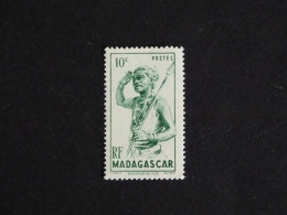 MADAGASCAR YT 300 ** MNH - DANSEUR DU SUD - Ungebraucht