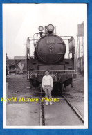 Photo Ancienne Snapshot - JAPON - Portrait Petit Garçon & Locomotive - Chemin De Fer Japonais Rail Railroad Japan Enfant - Eisenbahnen