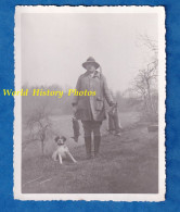 Photo Ancienne Snapshot - Portrait D'un Chasseur De Retour De La Chasse Au Lapin - Chien Race Gibier Chapeau Fusil - Sports