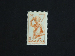 MADAGASCAR YT 301 ** MNH - DANSEUR DU SUD - Ongebruikt