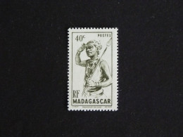 MADAGASCAR YT 302 ** MNH - DANSEUR DU SUD - Ungebraucht