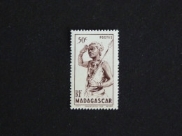 MADAGASCAR YT 302 ** MNH - DANSEUR DU SUD - Ongebruikt