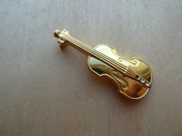 Broche Métal Doré Représentant Un Instrument De Musique Violoncelle De 44mm/17mm,poids=5,20g Les Frais D'envoi Sont Offe - Broches