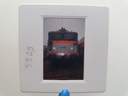 Photo Diapo Diapositive Originale TRAIN Wagon Locomotive Electrique SNCF BB 1708 PARIS GARE DU NORD 1001/1992 VOIR ZOOM - Diapositives (slides)