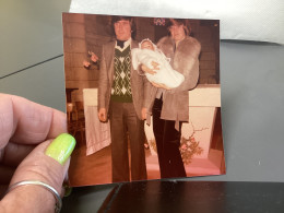 Photo Snapshot Photo Couleur 1970 Homme, Femme, En Costume Femme En Manteau Avec Fourrure Bébé Dans Les Bras En Blanc - Anonieme Personen