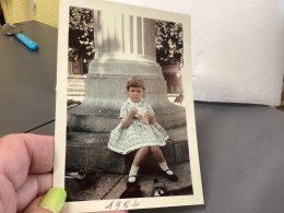 Photo Snapshot Photo Couleur 1962 Grimace Avec Une Belle Robe, Assise Contre Un Poteau, Quelque Chose à La Main - Personnes Anonymes