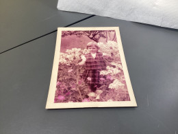 Photo Snapshot Photo Couleur 1963 Marie-Françoise, Petite Fille Au Milieu De Fleurs Qui Marche Jupe à Carreaux - Anonieme Personen