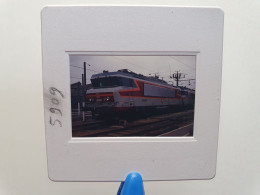 Photo Diapo Diapositive Originale TRAIN Wagon Locomotive Electrique SNCF BB 15001 LA VILLETTE 10/01/1992 VOIR ZOOM - Dias