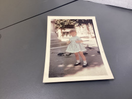 Photo Snapshot Photo Couleur 1960 Petite Fille, Robe à Carreaux Toulon, Qui Prend La Pause Au Milieu De Pigeons Librairi - Anonieme Personen