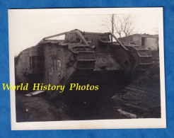 Photo Ancienne D'un Soldat Allemand - Bataille De La SOMME ? CAMBRAI ? - Char Britannique à Identifier Engin Blindé WW1 - Oorlog, Militair