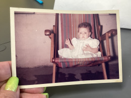 Photo Snapshot Photo Couleur 1960 Petite Fille En Blanc, Assise Dans Une Chaise En Bois, Les Mains En L’air Robe Blanche - Anonymous Persons