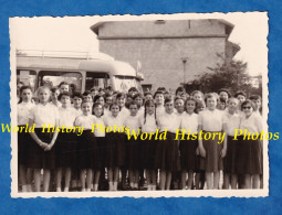 Photo Ancienne Snapshot - CELLES Sur DUROLLE - Festival UFOLEA - 8 Mai 1960 - Groupe De Jeune Fille Devant Autobus - Lieux