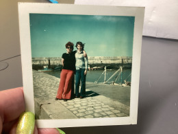 Photo Snapshot Photo Couleur 1960 Deux Femmes Qui Se Tiennent Par Le Coup Sur Le Port De Toulon Bateau - Personnes Anonymes