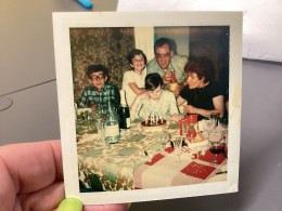 Photo Snapshot Photo Couleur 1960 Femme, à Table, Homme, Grimace, Garçon Qui Souffle Ses Bougies, Gâteaux D’anniversaire - Anonymous Persons
